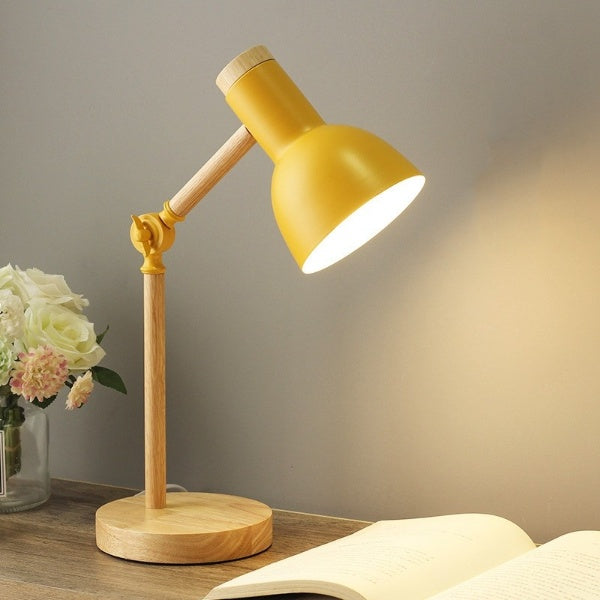 Nordisk skrivebordslampe i træ – justerbar LED