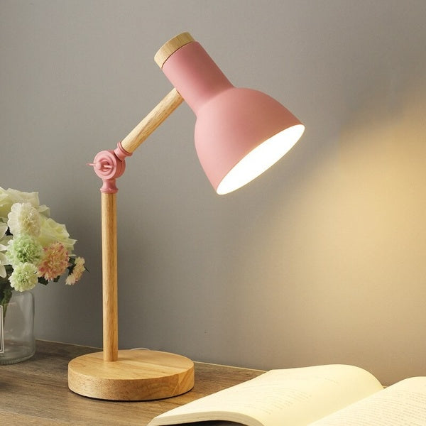 Nordisk skrivebordslampe i træ – justerbar LED