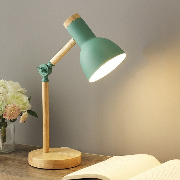 Nordisk skrivebordslampe i træ – justerbar LED