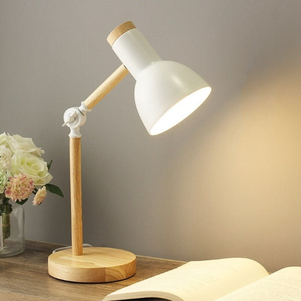 Nordisk skrivebordslampe i træ – justerbar LED