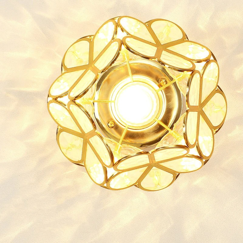 Nordisk kronbladsloftlampe – elegant lys til gang og entré