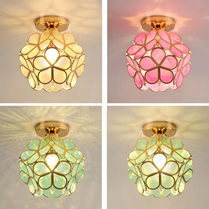 Nordisk kronbladsloftlampe – elegant lys til gang og entré