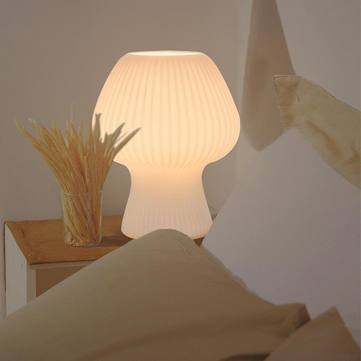 Vintage natbordslampe – svampeformet i ribbet glas